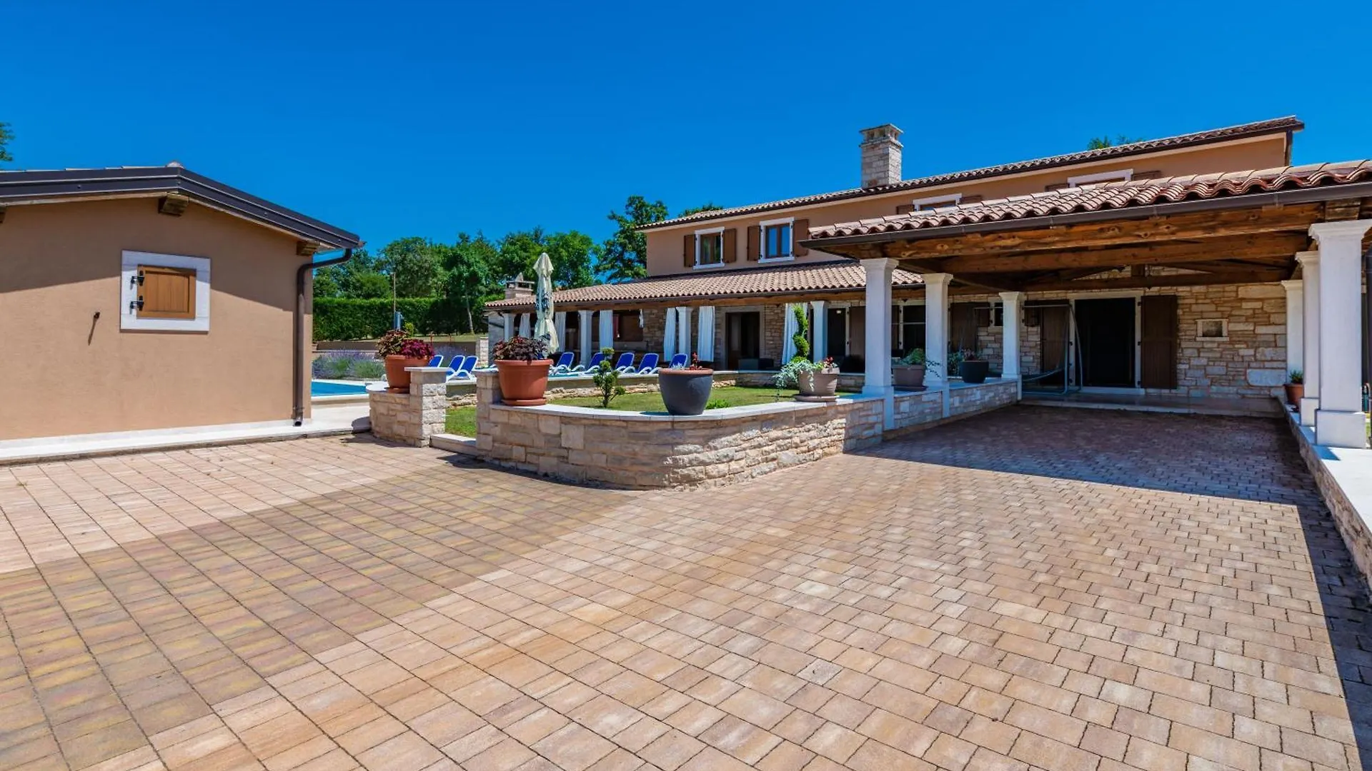 Apartment Villa Vela Vrata, A Tranquil And Luxurious Pool Villa Gradisce