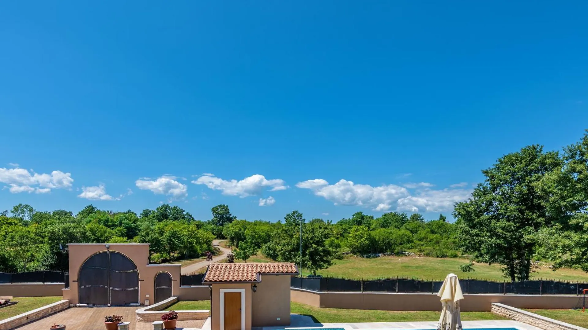 Apartment Villa Vela Vrata, A Tranquil And Luxurious Pool Villa Gradisce