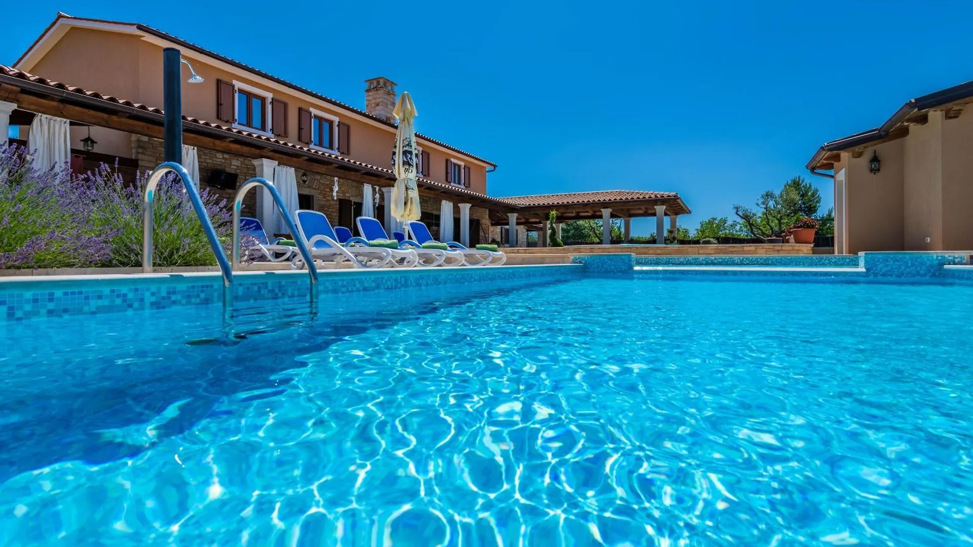 Apartment Villa Vela Vrata, A Tranquil And Luxurious Pool Villa Gradisce